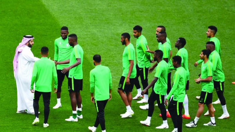 آل الشيخ يتحدث مع اللاعبين أمس (موقع الفيفا)