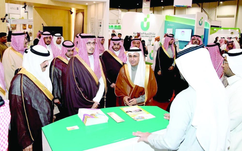 نائب أمير الشرقية خلال جولة بالمعرض (مكة)