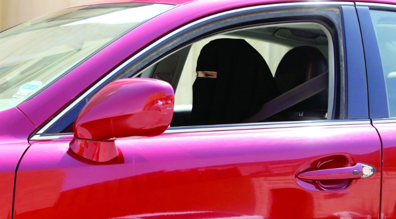 سيدة خلال التدريب على قيادة السيارة (مكة)