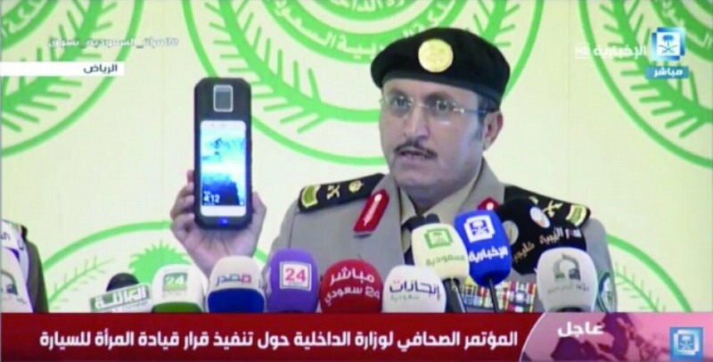 البسامي يعرض جهاز التحقق من هوية السائقة