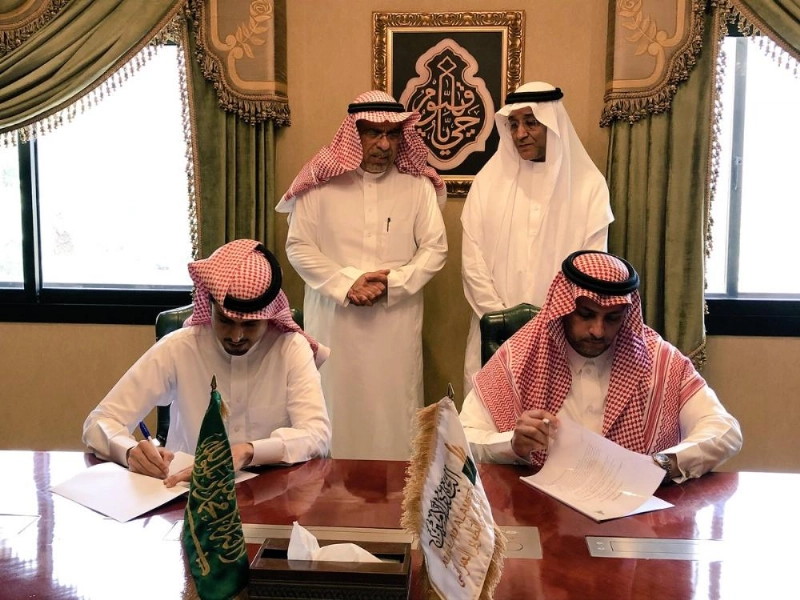 القويحص يشهد توقيع عقد إنشاء المحطة (مكة)