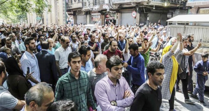 المتظاهرون خلال احتجاجهم أمس (مكة)
