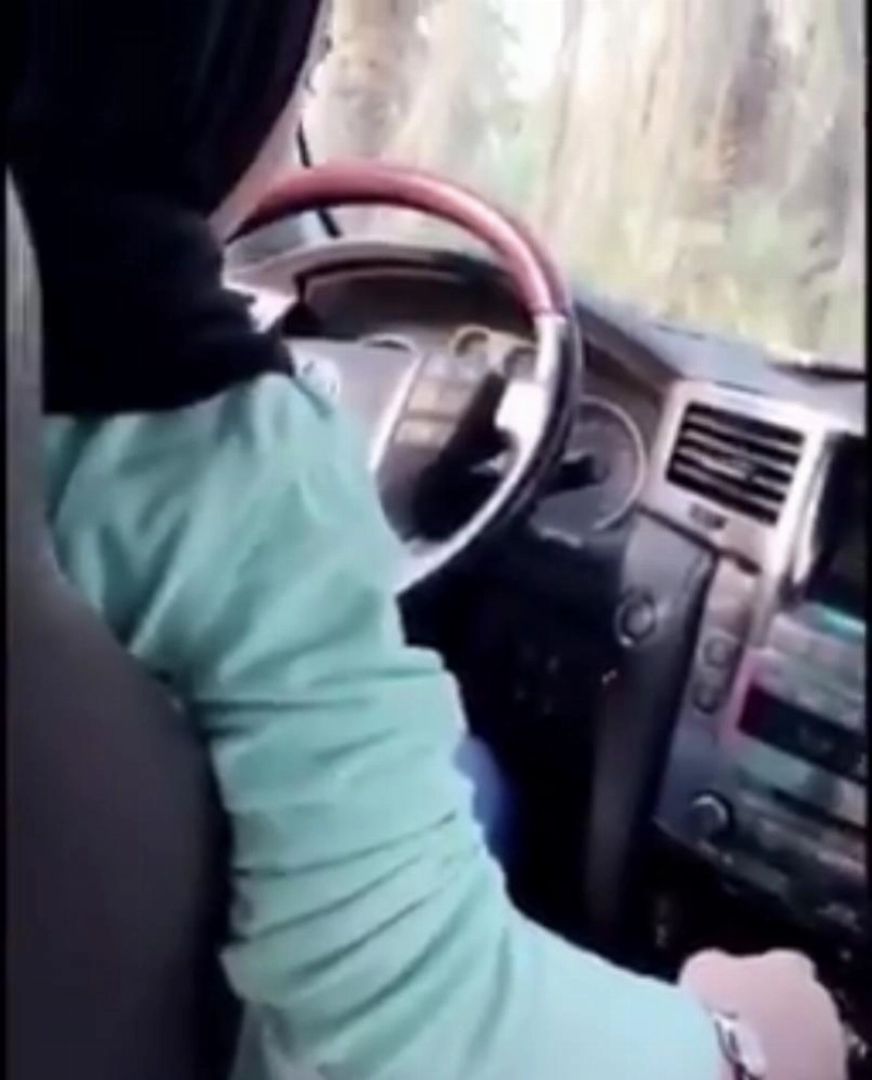 غلا الخالدي لدى تعلمها أساسيات القيادة (مكة)