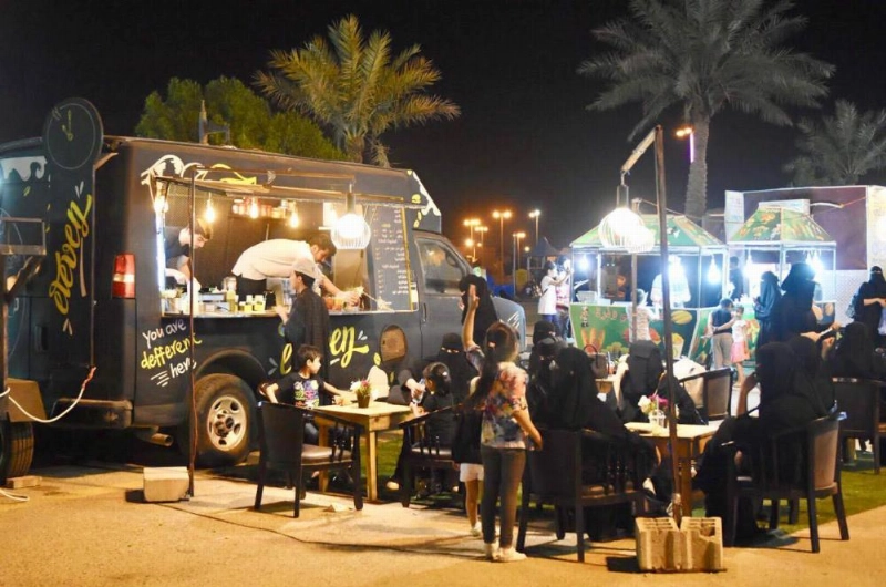 من عربات الفود ترك بالمهرجان (واس)