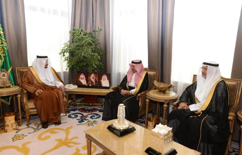 فيصل بن خالد لدى استقباله فالح السلمي وأحمد نقادي (واس)