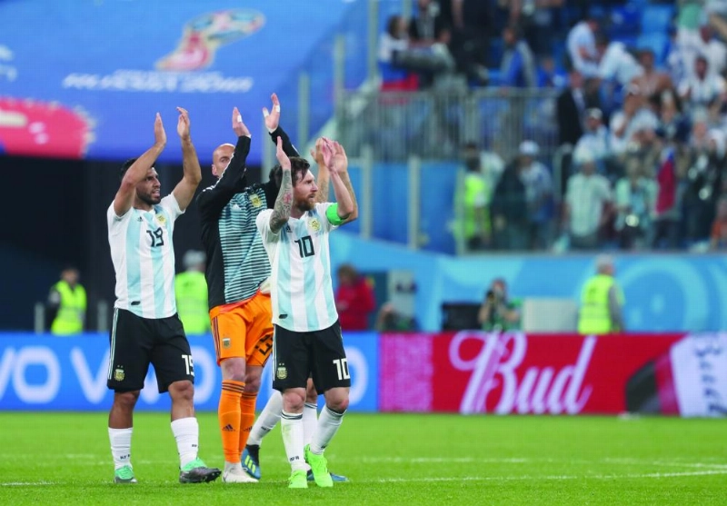لاعبو الأرجنتين بعد نهاية المباراة (إ ب أ)