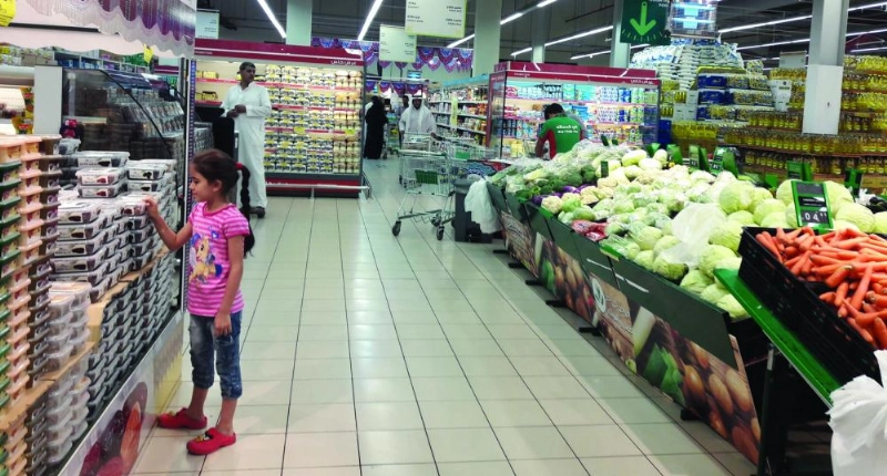 متسوقون بمركز تجاري في جدة (مكة)