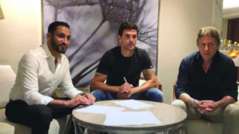 الجابر واللاعب خلال توقيع العقد (اعلامي الهلال)