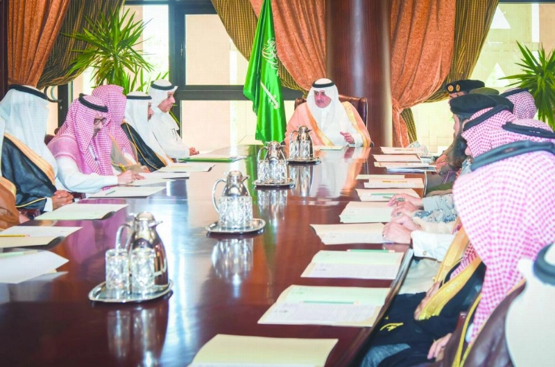 فهد بن سلطان مترئسا الاجتماع (واس)