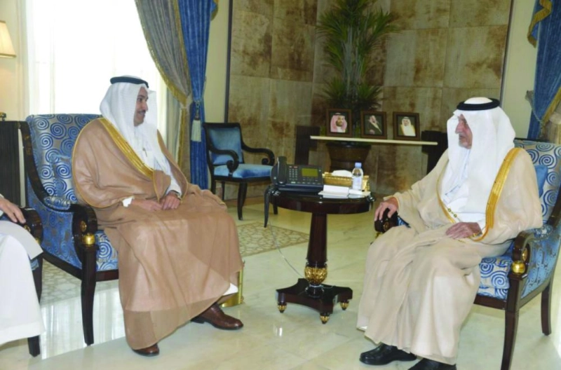 خالد الفيصل لدى استقباله صالح الجاسر أمس (واس)