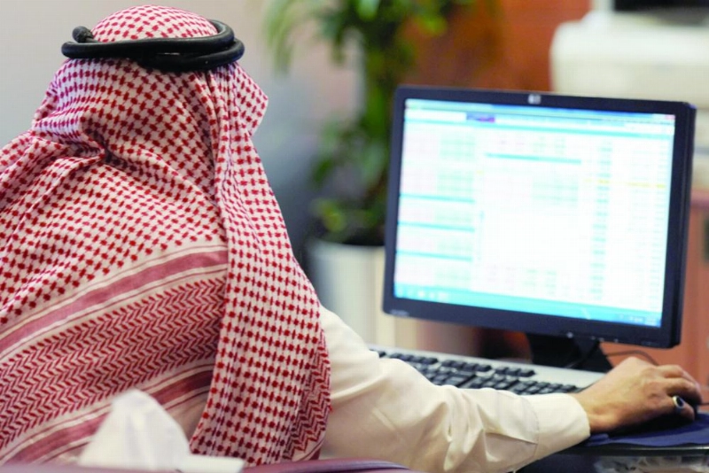 مستثمر يتابع سوق الأسهم (مكة)