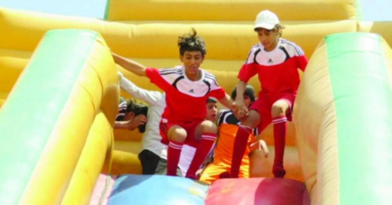 أطفال جندهم الحوثيون.. وآخرون في رحلة ترفيهية نظمها مركز الملك سلمان (مكة)