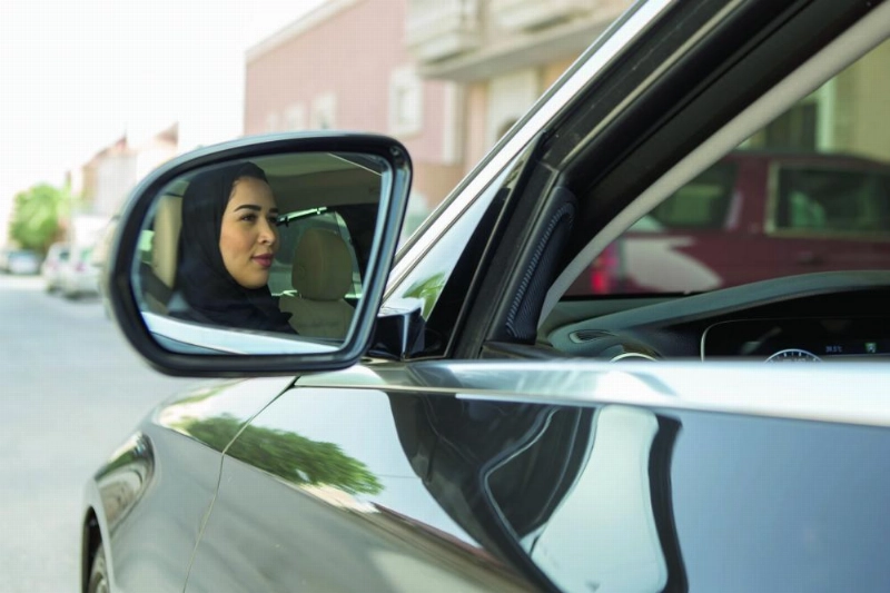 سيدة تقود سيارتها في الرياض (د ب أ)