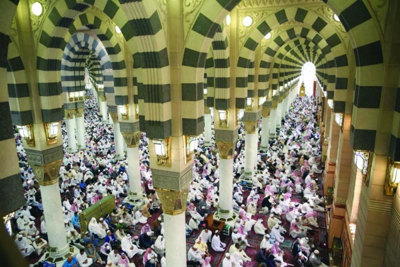 صلاة الجمعة في الحرم النبوي أمس (رئاسة الحرمين)