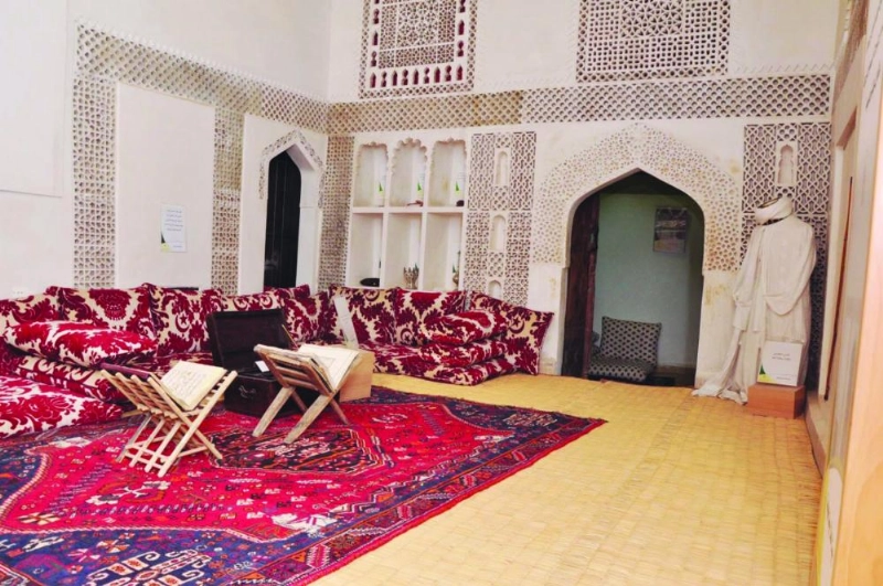 بيت البيعة بعد إعادة بنائه بالطين كما كان