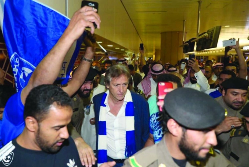 جيسوس محاطا بمستقبليه في المطار (إعلامي الهلال)