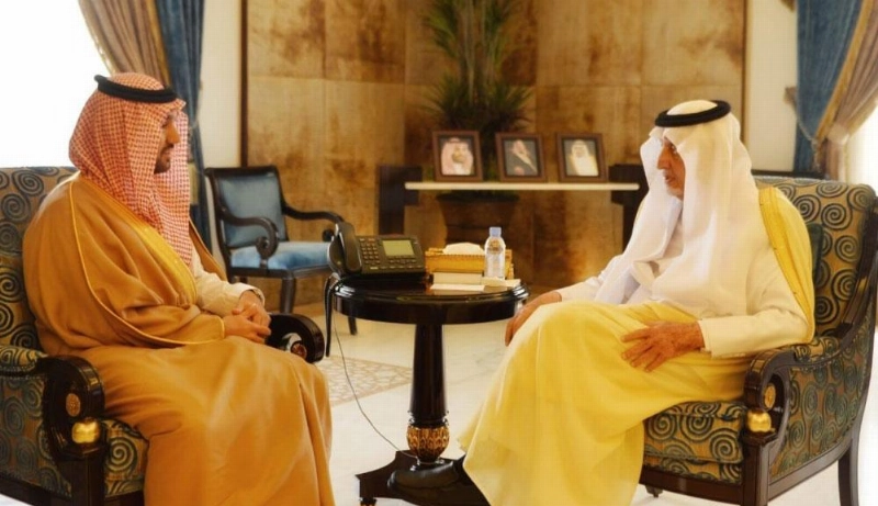 خالد الفيصل لدى استقباله عبدالعزيز بن تركي (واس)