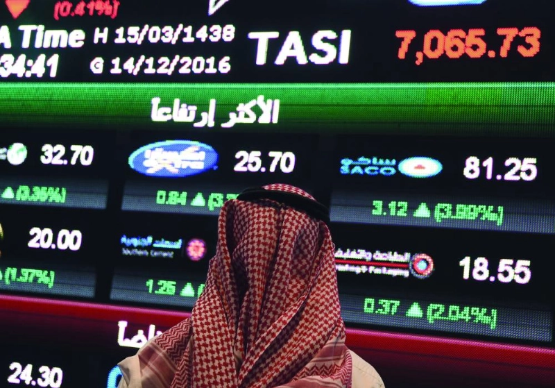 مستثمر يتابع مؤشرات السوق (مكة)