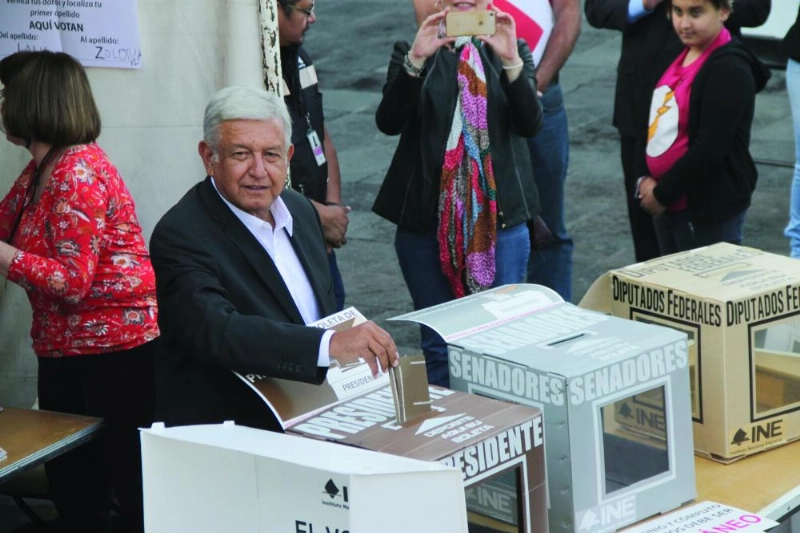 dpatop - Andres Manuel Lopez Obrador, former mayor of Mexico City and Mexican Presidential candidate of the National Regeneration Movement left-wing party, casts his vote for the Mexican general election, in Mexico City, Mexico, 01 July 2018. Photo: Gerardo Vieyra/dpa