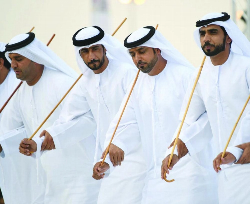 إماراتيون يؤدون الرزفة في سوق عكاظ (واس)