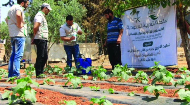 إحدى فرق مركز الملك سلمان خلال متابعة المحاصيل (واس)