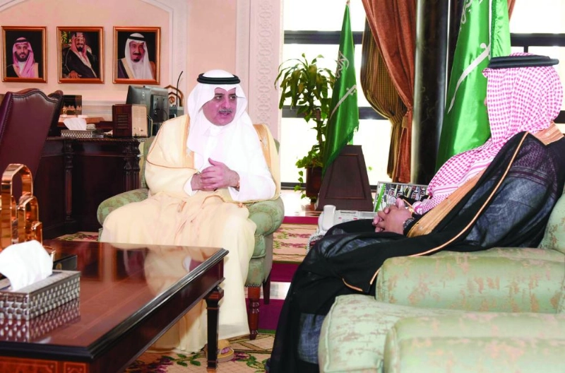 فهد بن سلطان خلال لقائه مبروك الشليبي (واس)