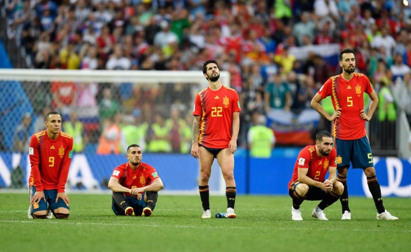 لاعبو المنتخب الإسباني عقب الخروج (إ ب أ)