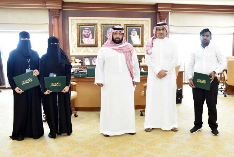 محمد بن عبدالعزيز خلال تكريمه المتميزين (مكة)