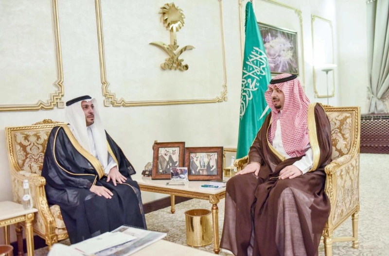 فيصل بن خالد لدى لقائه شمام الشمري أمس (واس)