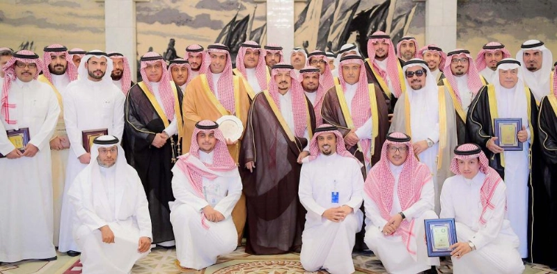 فيصل بن بندر خلال تكريمه الشركات والمؤسسات الداعمة لاحتفالات العيد (واس)