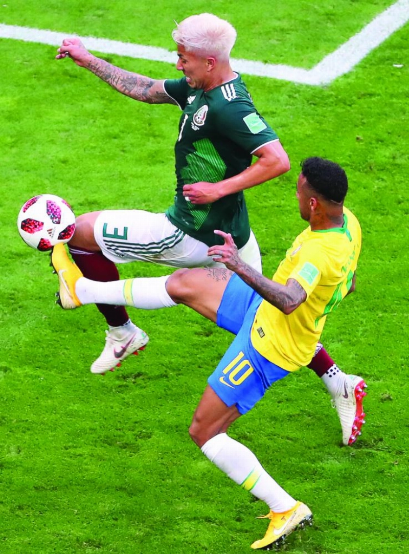 نيمار محاولا تجاوز لاعب مكسيكي أمس الأول (إ ب أ)