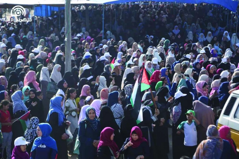 حشود تشارك في فعالية فلسطينيات العودة وكسر الحصار أمس (مكة)