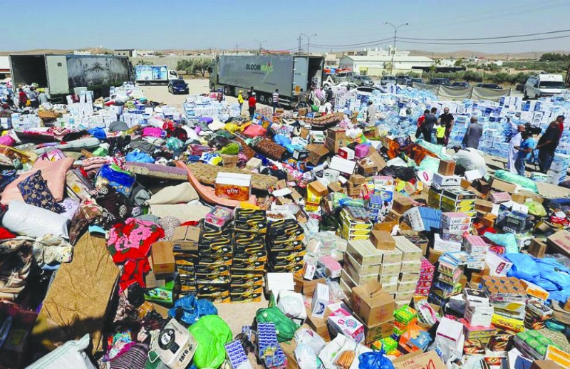أردنيون يحضرون مساعدات إنسانية للنازحين من درعا (مكة)