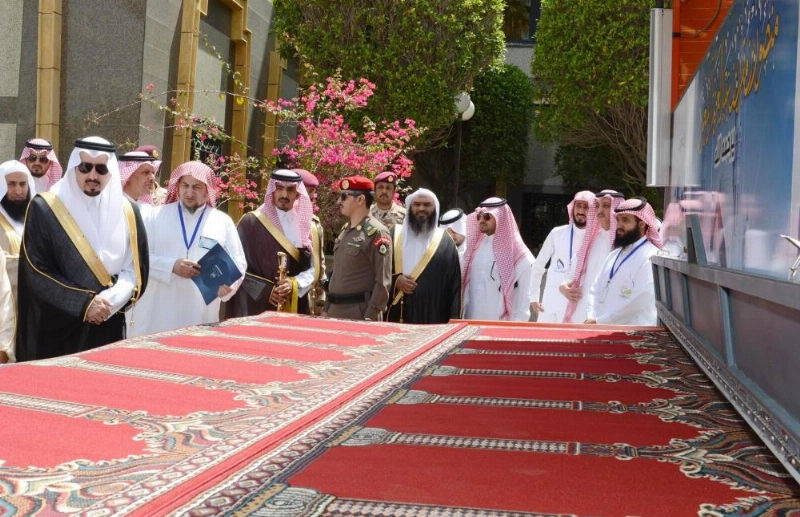 فيصل بن خالد خلال تدشينه المصلى المتنقل (واس)