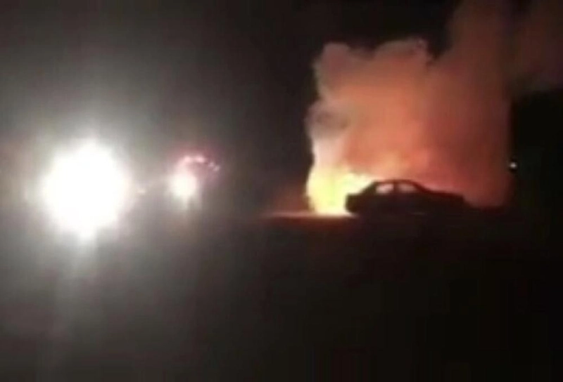 الحريق مندلعا في السيارة (تويتر)
