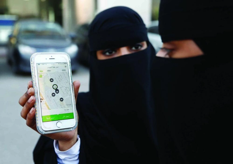 سيدتان أثناء استخدام أحد التطبيقات (مكة)