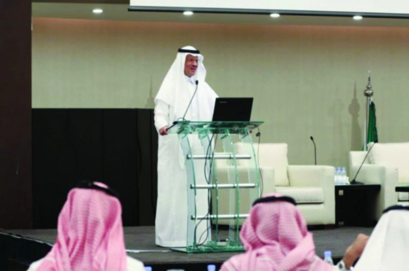 عبدالعزيز بن سلمان متحدثا في الندوة (واس)