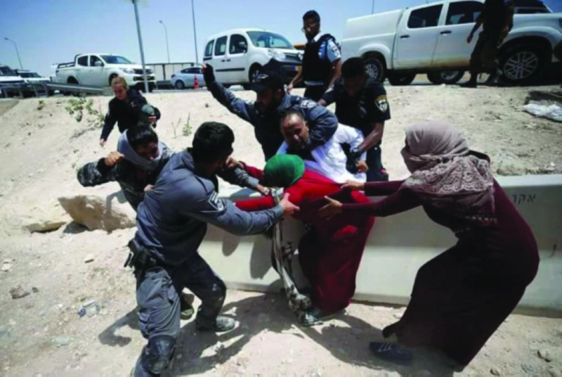 قوات الاحتلال تعتدي على فلسطينية حاولت منعهم من الاعتداء على والديها (تويتر)