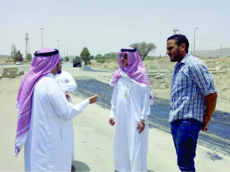 محمد آل هميل متفقدا توسعة الطريق أمس (واس)