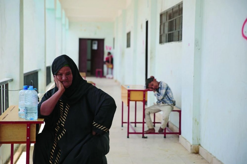 نازحة يمنية من الحديدة لدى وصولها لمأوى في مدرسة حكومية (د ب أ)