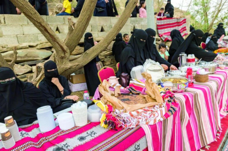 أسر مشاركة بعرض منتجاتها (واس)