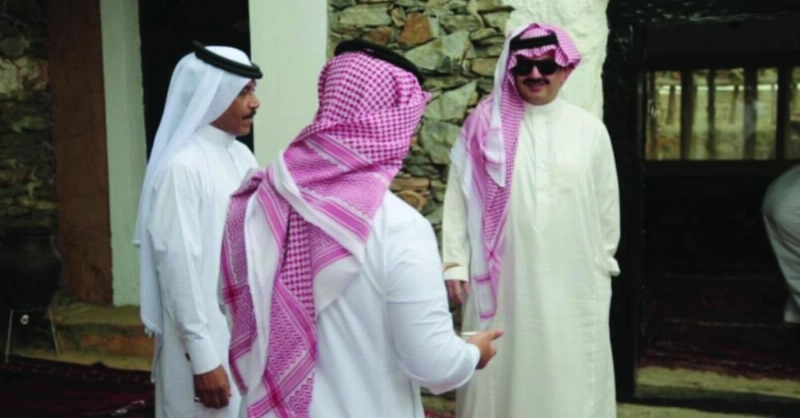 نائب أمير عسير خلال الجولة (واس)