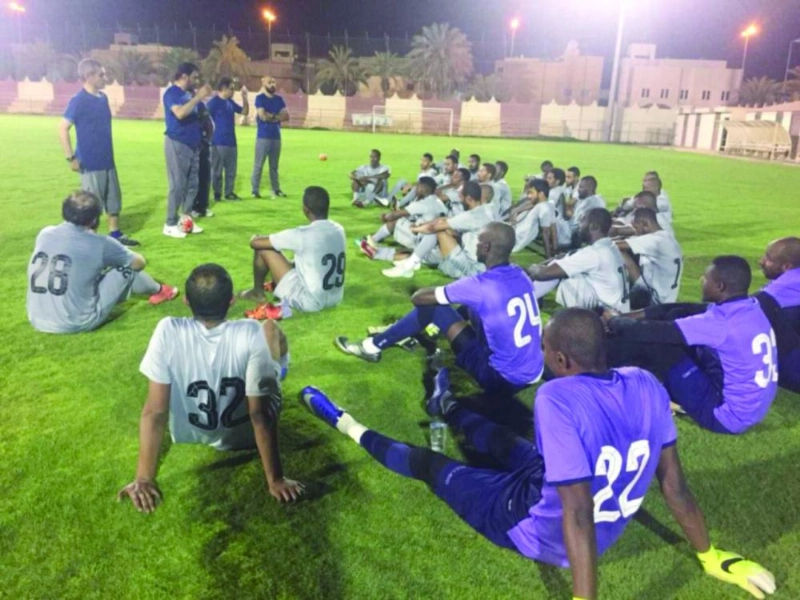 توجيهات فنية للاعبين بملعب الدرعية (مكة)