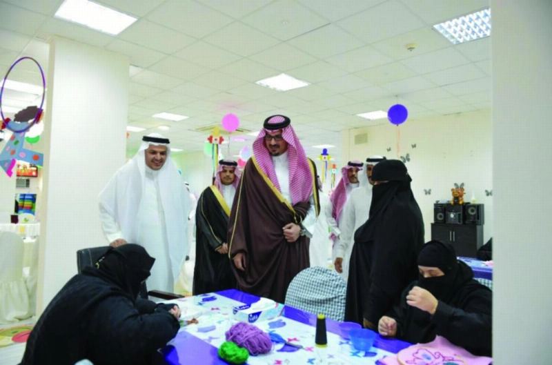 سعود بن خالد خلال تفقده مركز التأهيل الشامل بالمدينة (واس)