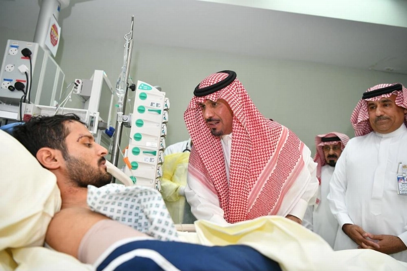 خالد بن عياف خلال زيارته للمصابين (واس)