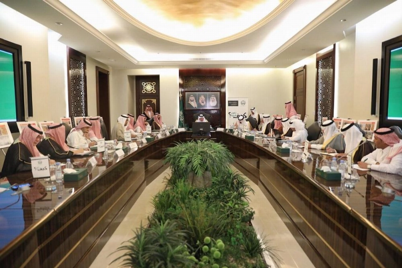 خالد الفيصل خلال ترؤسه الاجتماع الثامن للجنة العليا لتطوير الطائف (مكة)