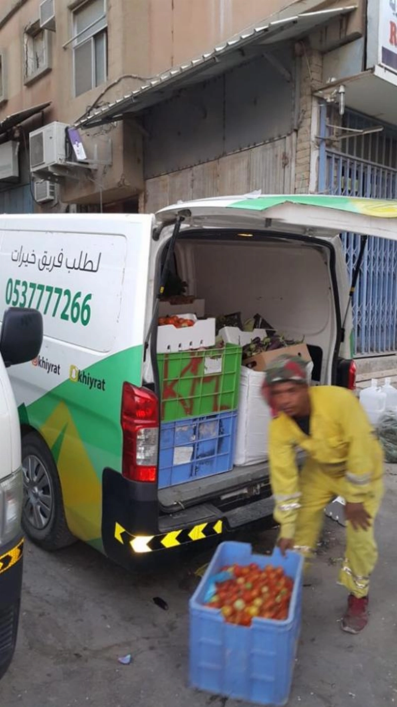 فريق الجمعية يتسلم الخضروات (مكة)