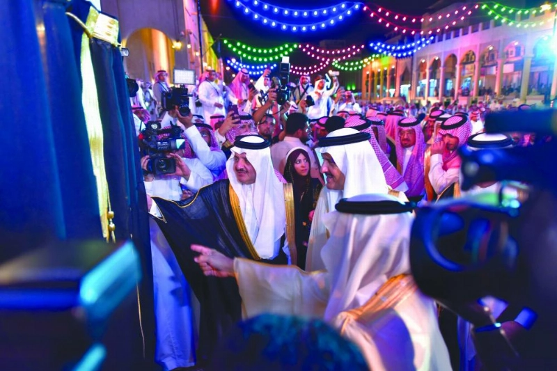 سعود بن نايف وسلطان بن سلمان يزيحان الستار عن اللوحة التذكارية للحفل (مكة)