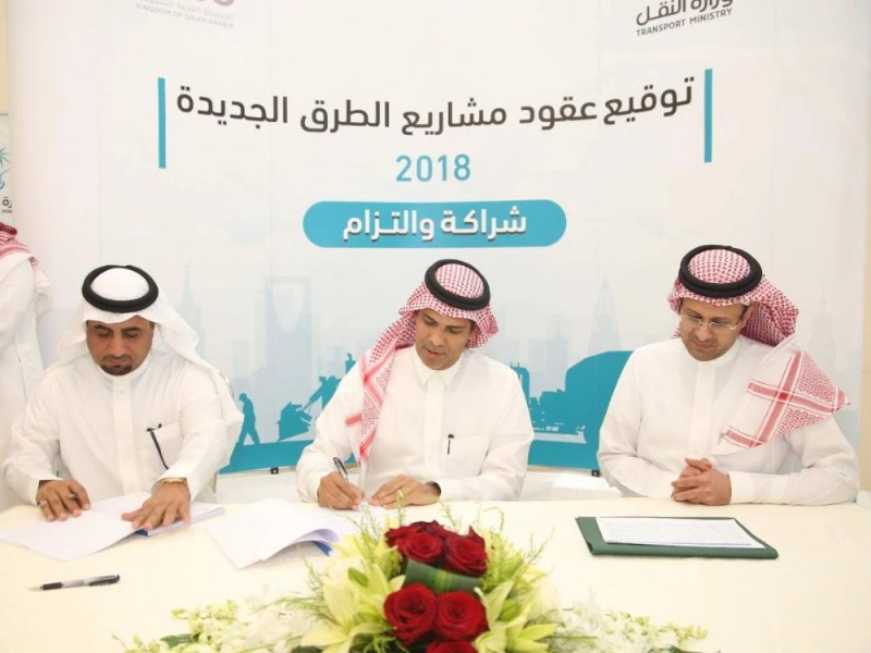 نبيل العامودي خلال توقيع عقود تنفيذ مشروعات الطرق (مكة)