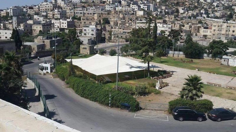 مستوطنون ينصبون خيمة في حديقة المسجد الإبراهيمي (فلسطين الآن)